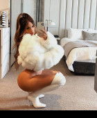 DISCREET GELEGENHEIDSMEISJE DAT ONMIDDELLIJK BESCHIKBAAR IS