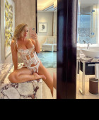 DISCREET GELEGENHEIDSMEISJE DAT ONMIDDELLIJK BESCHIKBAAR IS