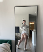 Erotic masseuse with finishing