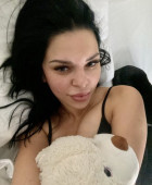 Ik ben een professionele escortdame die beschikbaar is voor betaalde seksdates. 