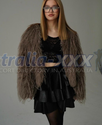 Photo escort girl Karoline: the best escort service